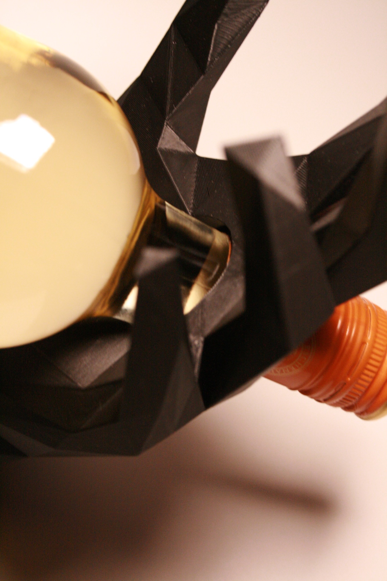 Рука (подставка под вино) 4